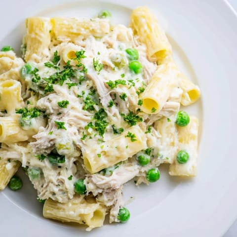 This Slow Cooker Chicken Alfredo Pasta Bake boasts perfectly cooked pasta in a rich, flavorful, creamy sauce.